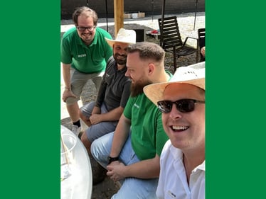 Vier Personen sitzen beim DB Sommerfest der Azubis in Oberhausen an einem Tisch - Gemeinsam ins Gespräch kommen