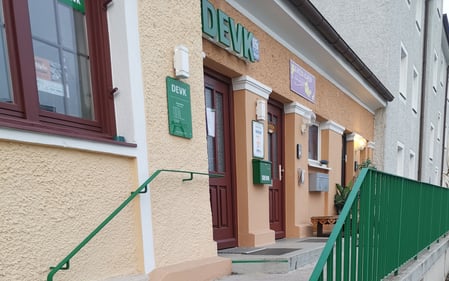 Das Foto zeigt den Eingangsbereich der DEVK Agentur Jürgen Sibert in München Trudering Berg-am-Laim