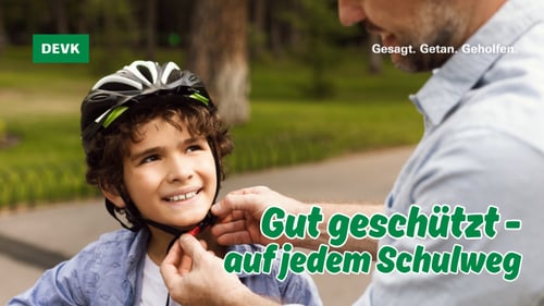 Kind mit Fahrradhelm auf dem Schulweg – DEVK Marco Hock erklärt Familien den passenden Unfall- und Haftpflichtschutz.