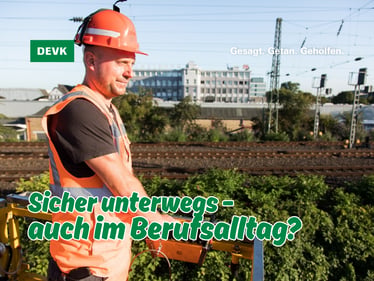DEVK-Motiv mit einem Beschäftigten im Verkehrsmarkt an Bahngleisen und der Frage „Sicher unterwegs – auch im Berufsalltag?“