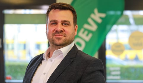 Agenturleiter Frank Egenhofer in der DEVK Geschäftsstellen Leonberg und Möhringen.