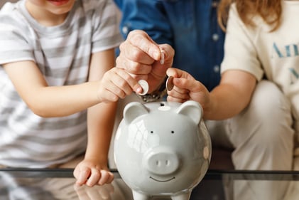 Familie mit Sparschwein
