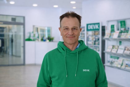 Foto im grünen DEVK-Hoodie