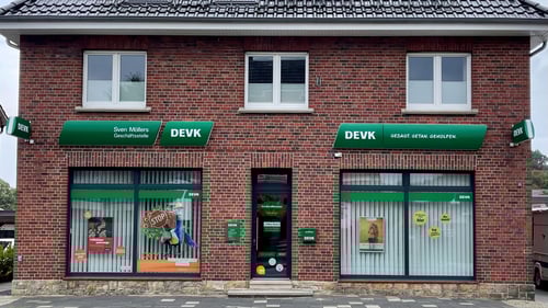 DEVK Versicherung Sven Möllers: Außenansicht Versicherungsagentur mit Schaufenster am Standort Mesum