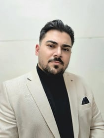 Hi ich bin der Özgür und bin für den Vertrieb im Außendienst zuständig und unterstütze in allen Versicherungsbereichen. Egal, ob es um Krankenversicherungen, Unfallversicherungen oder Personenabsicherungen geht, ich stehe Ihnen mit meiner Beratung zur Seite.