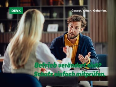 Beratungsgespräch zwischen Versicherungsberater und Kundin zur Gewerbeversicherung – Betrieb verändert sich? Schutz einfach mitprüfen.