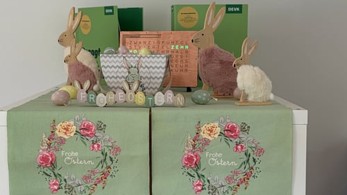 Das Foto zeigt die Osterdekoration bei uns in der Geschäftsstelle