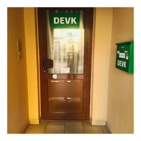 Eingang der DEVK Agentur Axel Singer in Pfarrkirchen