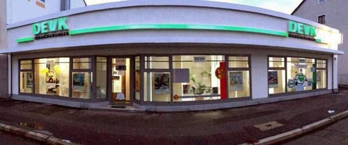 Außenansicht der DEVK-Geschäftsstelle am Hammerweg in Weiden