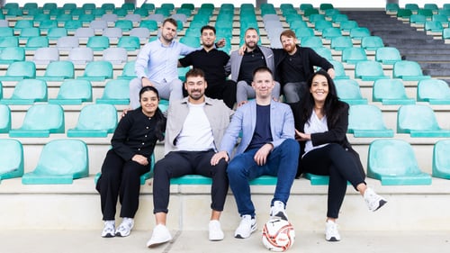Gruppenfoto des Teams der Geschäftsstelle Timothy Hanauer in Mainz im Stadion
