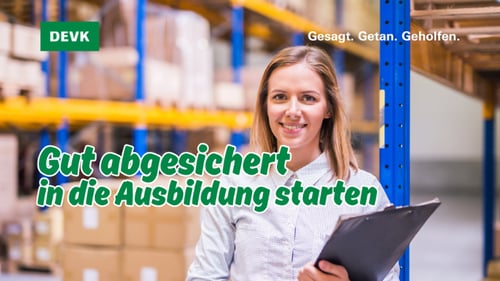 Junge Frau mit Klemmbrett in einem Lager, dazu DEVK-Logo und die Aufschrift „Gut abgesichert in die Ausbildung starten“ als Hinweis auf wichtige Versicherungen zum Ausbildungsstart in Würzburg.
