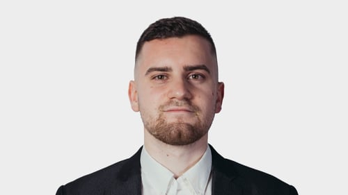 Das Foto zeigt den DEVK Agenturvertreter Patrick Stein. Er lächelt in die Kamera.