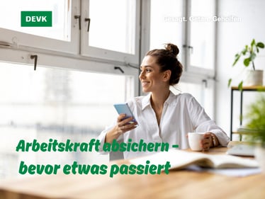 Frau sitzt entspannt an einem hellen Schreibtisch mit Kaffee und Smartphone in der Hand. Im Vordergrund der Text: „Arbeitskraft absichern – bevor etwas passiert".