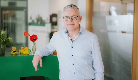 Agenturvertreter Michael Hollander in der DEVK Agentur Pliquet in Schwerin am Bahnhof
