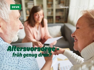 Älteres Paar im Beratungsgespräch zur Altersvorsorge, im Hintergrund eine Beraterin mit Unterlagen. Im Bild steht: „Altersvorsorge – früh genug dran?“