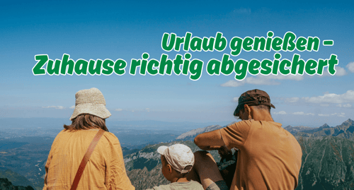 Familie genießt den Urlaub in den Bergen mit Blick auf die Landschaft – Hinweis auf passenden Versicherungsschutz für das eigene Zuhause während der Reise.