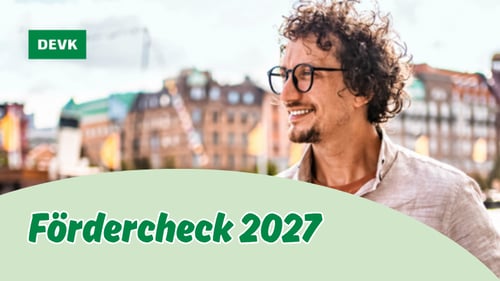 Junger Mann vor Stadtkulisse mit DEVK Logo und Hinweis auf den Fördercheck 2027 zur Altersvorsorge.