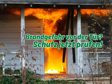 Wohnhaus am Rand einer trockenen Landschaft bei sommerlicher Hitze als Symbol für Brandrisiken und Wohngebäudeversicherung in Potsdam.