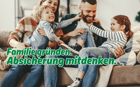 Familie mit zwei Kindern sitzt gemeinsam auf dem Sofa. Bildtext: „Familie gründen. Absicherung mitdenken.“ – DEVK Agentur Jens Lenz in Potsdam.