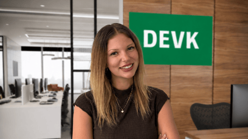 Sophie Horn mit DEVK Hintergrund