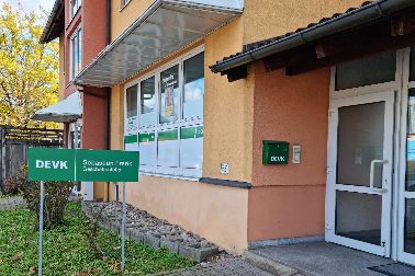 Außenansicht der DEVK Geschäftsstelle Sebastian Frank in Schwabach