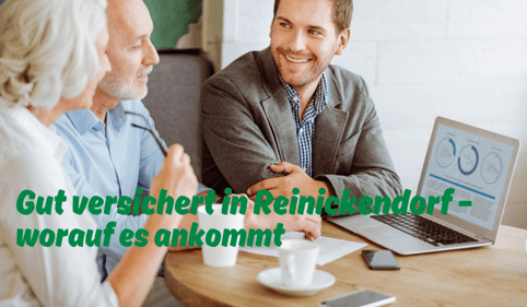 Persönliches Beratungsgespräch zur passenden Versicherung in Reinickendorf mit DEVK-Berater, Kundinnen und Kunde am Tisch.