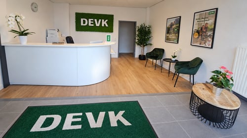 Sie sehen den Empfangsbereich in der Devk Geschäftsstelle Anika Rändler in Uetersen