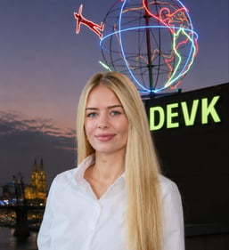 Mitarbeiterin Leonie Thomalla in der Geschäftsstelle Eva Fischer-Spanl in Weiden am Hammerweg