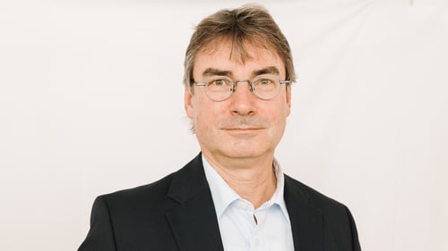 Das Foto zeigt den Agenturleiter Kersten Lorenz lächelnd