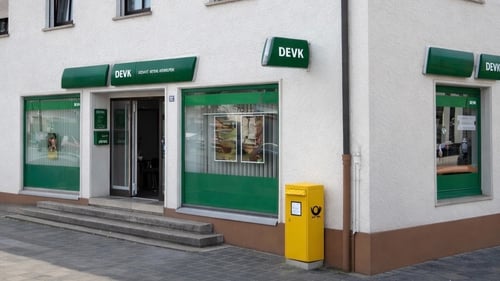 Das Foto zeigt ein Mehrfamilienhaus. Im Erdgeschoss befindet sich die DEVK Geschäftsstelle in Fürth in der Schwabacher Straße.