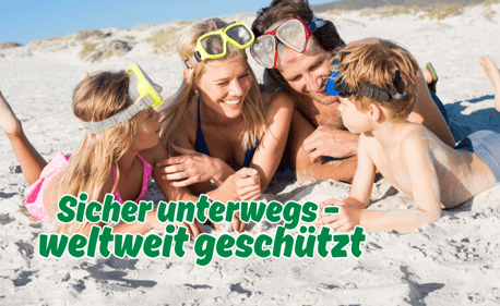 Familie mit Kindern am Strand im Urlaub – Motiv zum Thema Reisekrankenversicherung und weltweiter Schutz bei Reisen