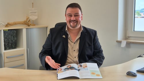 Bild von Gebietsleiter Florian Sedlmeier (Schreibtisch)