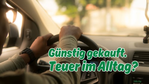 Junger Fahrer am Steuer seines ersten Autos mit der Bildheadline „Günstig gekauft. Teuer im Alltag?“ – Hinweis auf laufende Kosten und Kfz-Versicherung in Bochum.