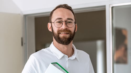 Agenturleiter grinsend