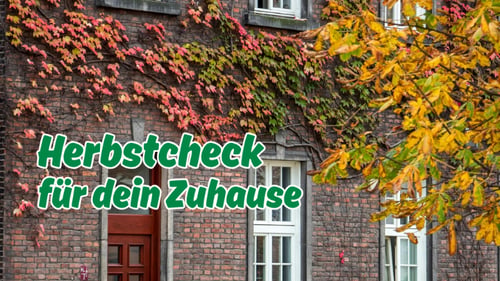 Herbstliches Wohnhaus mit buntem Laub und der Aufschrift „Herbstcheck für dein Zuhause“ – Tipps der DEVK Agentur Oliver Hesse zum Gebäudeschutz in Göttingen.