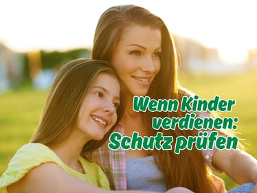 Mutter und Tochter draußen. Mit Text: Wenn Kinder verdienen: Schutz prüfen. Von der DEVK Versicherungsagentur Raffaela Sardiello in Mannheim.