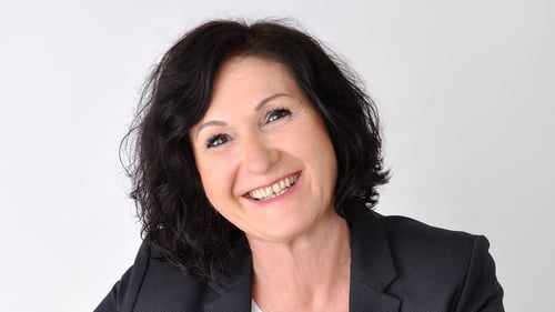 Das Foto zeigt die Agenturleiterin für die DEVK Geschäftsstelle Teterow und Güstrow.