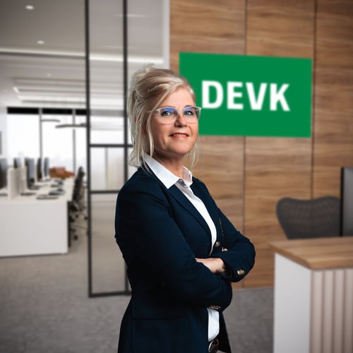 das Foto zeigt lächelnd die Agenturleiterin Kerstin Köhn, Sie ist stehend mit einem blauen Blazer tragend