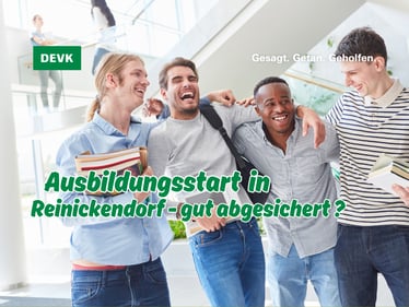 Junge Auszubildende stehen lachend mit Unterlagen in einer hellen Schule oder Ausbildungsstätte, darüber der Text „Ausbildungsstart in Reinickendorf – gut abgesichert?“