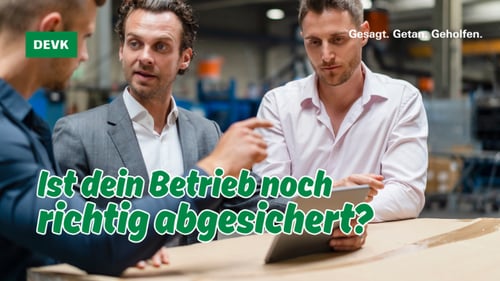 Drei Unternehmer besprechen gemeinsam betriebliche Risiken und Absicherung in einer Werkstatt – DEVK Versicherung Karlsruhe.