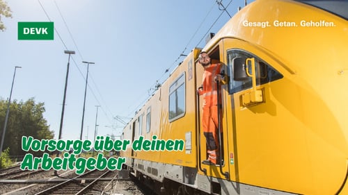 Mitarbeiter im Bahnverkehr steht an der Tür eines gelben Schienenfahrzeugs. Bildtext: „Vorsorge über deinen Arbeitgeber“ – betriebliche Altersvorsorge für Beschäftigte im Verkehrsmarkt.