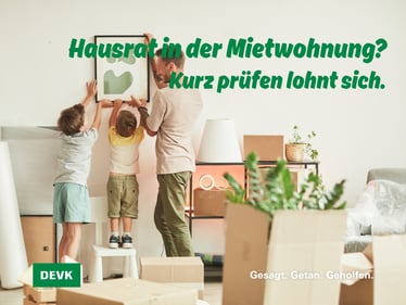 Familie in einer Mietwohnung beim Einrichten zwischen Kartons und Möbeln – Hausrat in der Mietwohnung? Kurz prüfen lohnt sich.
