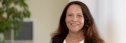 Foto Büromitarbeiterin Susanne Knop bei der DEVK Versicherung Lechner