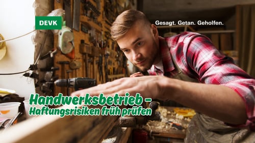 Handwerker bei der Arbeit in einer Werkstatt – Hinweis auf Haftungsrisiken und Betriebshaftpflicht für Handwerksbetriebe in Karlsruhe.