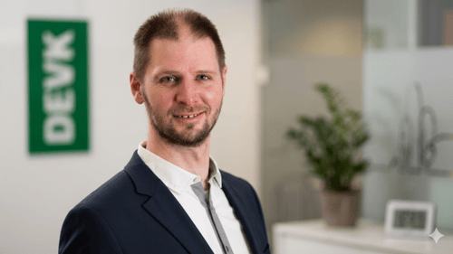 Auf diesem Foto ist Ralf Hecker zu sehen. Ralf ist seit 2009 für das DEVK Team Andrea Hecker tätig und ist der Ehemann von der Agenturleiterin Andrea Hecker