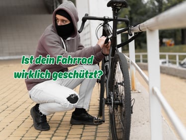 Vermummte Person versucht, ein abgeschlossenes Fahrrad an einem Geländer zu stehlen – E-Bike-Diebstahl in Augsburg: So schützen Sie Ihr Rad richtig mit der Hausratversicherung.