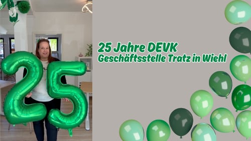 Michaela Tratz von der DEVK Geschäftsstelle Tratz in Wiehl feiert 25 Jahre Agenturjubiläum mit grünen Zahlenballons.