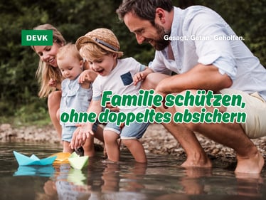 Junge Familie informiert sich bei der DEVK Agentur Christian Weitze in Gera über Haftpflicht, Einkommensschutz und Absicherung von Wohnung oder Eigenheim.