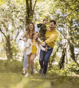 Bild einer Familie, mit Mann, Frau, Mädchen und Junge