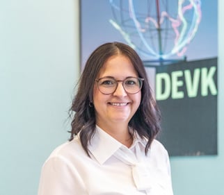 Mitarbeiterin Janine Heller-Schreiber in der Agentur Eva Fischer-Spanl in Weiden am Hammerweg